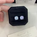 Primer plano de los pendientes de circonita con corte de rosa milenario iridiscente - Pendientes de Botón Corte Fuego Artificial Azul Púrpura (R0246)