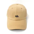 Gedetailleerd overzicht van de stijlvolle kakikleurige katoenen honkbalpet met borduursel. - Volwassene 55-58cm / Letter Khaki