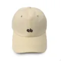 Gedetailleerd overzicht van de beige katoenen honkbalpet met leuk borduursel en ventilatie. - Volwassene 55-58cm / Letter Beige