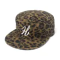 Gorra visera plana estampado leopardo con letra H bordada blanca para estilo streetwear - Estilo H / Estampado de leopardo