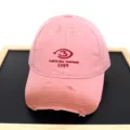 Gros plan d'une casquette de baseball rose vieillie avec broderie 'Lost in the moment' - Adulte 56-60cm / Rose