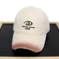 Gros plan d'une casquette beige usée avec broderie 'Lost in the moment 1989' et logo - Adulte 56-60cm / Beige