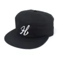 Gorra plana negra con bordado de letra H cursiva blanca, estilo streetwear casual urbano. - Estilo H / Negro