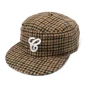 Nahaufnahme der modischen Karo-Flat-Cap mit auffälliger weißer Buchstabenstickerei. - Stil E / Khaki