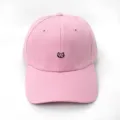 Gedetailleerde close-up van roze baseballpet met zwart kattenborduurwerk en stof. - Volwassene 55-58cm / Roze Kat