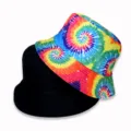 Détail du bob réversible tie-dye et noir, gros plan sur le motif coloré, chapeau soleil. - Taille Adulte 55-58cm / Style Tie-Dye Arc-en-Ciel (1)