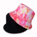 Gros plan de détails des bobs réversibles, avec des styles rose tie-dye et noir uni. - Taille Adulte 55-58cm / Style Arc-en-Ciel Rose Jaune Orange (4)