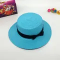 Chapeau de paille plat bleu d'été avec nœud noir pour femme chapeau de soleil de plage chic - M (56-58cm) / Bleu ciel