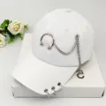 Casquette de baseball en coton blanc avec chaîne et anneaux décoratifs en métal - Réglable / Blanc