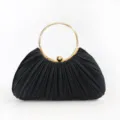 Elegante schwarze plissierte Abendtasche mit goldenem Ringgriff fuer Damen Party. - Schwarz