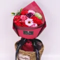 Gedetailleerd overzicht van 11 zeepbloem rozen en anjers in een geschenkmand - Koreaanse Stijl 11 Rozen / Zonder Handtas / Rood
