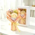 Bouquet de roses en savon dans un emballage pêche et boîte cadeau blanche élégante - Champagne