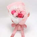 Roze zeepbloemboeket met rozen en anjers, elegant cadeau voor Valentijnsdag in detail. - Roze (Met Handtas)