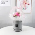 Vue détaillée d'un bouquet de roses de savon dans une bulle en acrylique avec ruban rose. - 混搭粉+灯(无袋子)