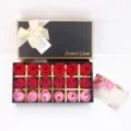 Elegante caja de regalo de 18 rosas de jabón con inscripción Sweet Love dorada para regalo - 18 Rosas tricolores rojo