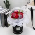 Élégant bouquet de roses de savon rouges dans une bulle acrylique avec des LED - 混搭红+灯(配袋子)