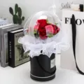 Vue détaillée d'un bouquet de roses en savon dans une boîte acrylique avec LED - 混搭红+灯(无袋子)