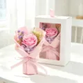 Élégant bouquet de roses de savon rose dans un coffret cadeau blanc avec ruban romantique. - Rose
