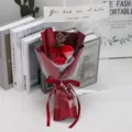 Elegante ramo de flores de jabón rojo con rosas y claveles en una bolsa de regalo - Pack de 3 (Con Luz LED y Bolsa de Regalo) / Rojo