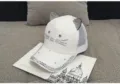 Gros plan d'une casquette blanche avec oreilles de chat et motif en strass brillants - Réglable / Enfant / Style Maille Respirante / Blanc