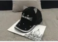 Détail des oreilles de chat en strass et des moustaches sur une casquette en filet noire - Réglable / Enfant / Style Maille Respirante / Noir