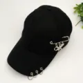 Casquette de baseball punk noire avec anneaux métalliques et épingle étoile - Réglable / Épingle à Nourrice Cœur Noir