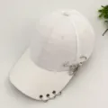 Casquette de baseball blanche personnalisée avec anneaux métalliques et breloques étoile - Réglable / Blanc