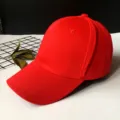 Détail d'une casquette de baseball en coton rouge vif avec une visière incurvée classique - Adulte Réglable 55-59cm / Rouge