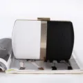 Pochette de soirée élégante noir et blanc avec finition pailletée, cadre doré et fermoir - Noir et Blanc