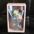 Elegantes Seifenrosen-Bouquet in einer rosa Geschenkbox für Valentinstag oder Lehrertag - Blau