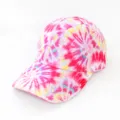 Vue détaillée de la casquette de baseball rose tie-dye, accessoire de protection solaire. - Style Tie Dye Rose (03) / Taille unique