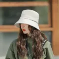 Détail de chapeau bob unicolore de style japonais, en coton doux avec lanière de serrage. - Adulte 55-58cm / Gris clair