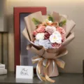 Elegante ramo de flores de jabón con rosas y orquídeas en una caja de regalo roja - Caja De Regalo Y Ramo / Marrón