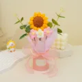 Vue détaillée du bouquet de tournesols au crochet avec boite cadeau et ruban, parfait. - Tournesol Rose + Fleur Feuilletée (Ensemble Boîte Ronde)