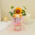 Détail de bouquet de tournesol en tricot fait main, cadeau de fleurs au crochet en boîte rose. - Tournesol Jaune + Fleur Feuilletée (Ensemble Boîte Ronde)