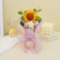 Handgemachter Häkel-Sonnenblumenstrauß im rosa Topf mit Schleife, detaillierte Ansicht. - Violette Sonnenblume + Verpuffungsblume (Runder Box Satz)