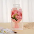 Vista dettagliata del bouquet di rose di sapone rosa in una confezione regalo trasparente. - 5 Rose / Rosa
