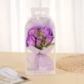 Dettaglio bouquet di rose di sapone viola in confezione regalo trasparente Best Wishes - 5 Rose / Viola
