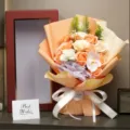 Elegante ramo de flores de jabón con rosas y claveles en caja de regalo naranja - Champán