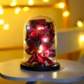 Rose di sapone rosse in cupola di vetro con luci LED per regalo di San Valentino - Cupola in acrilico base nera + confezione regalo / 7 Rose Rosse