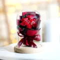 Flor de jabón de rosa roja preservada en cúpula de cristal con base de madera, detalle. - Cúpula de vidrio con base de madera en bruto / BL 7 rosas rojas