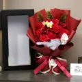 Ramo de rosas de jabón rojas en caja de regalo negra con ventana y tarjeta de deseos. - Rojo