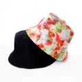 Vue détaillée du chapeau réversible montrant les côtés noir et imprimé coloré. - Style 10