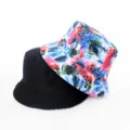 Chapeau bob réversible avec impression abstraite numérique vibrante et côté noir classique. - Style 11