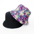 Détail du bob réversible, côté noir uni et imprimé floral numérique vif pour un style urbain. - Style 12