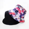Vue détail du chapeau bob réversible avec imprimé abstrait coloré et un côté noir classique. - Style 15