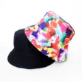 Vue détaillée d'un chapeau bob réversible polyvalent avec un côté noir et un imprimé. - Style 19