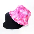 Vue détaillée du chapeau bob réversible avec impression numérique et côté noir uni. - Style 28