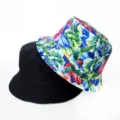 Vue rapprochée du bob réversible montrant l'imprimé floral tropical et le côté noir classique. - Style 29