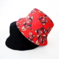 Vue détaillée du chapeau réversible avec imprimé rouge et son côté noir élégant et chic. - Style 32